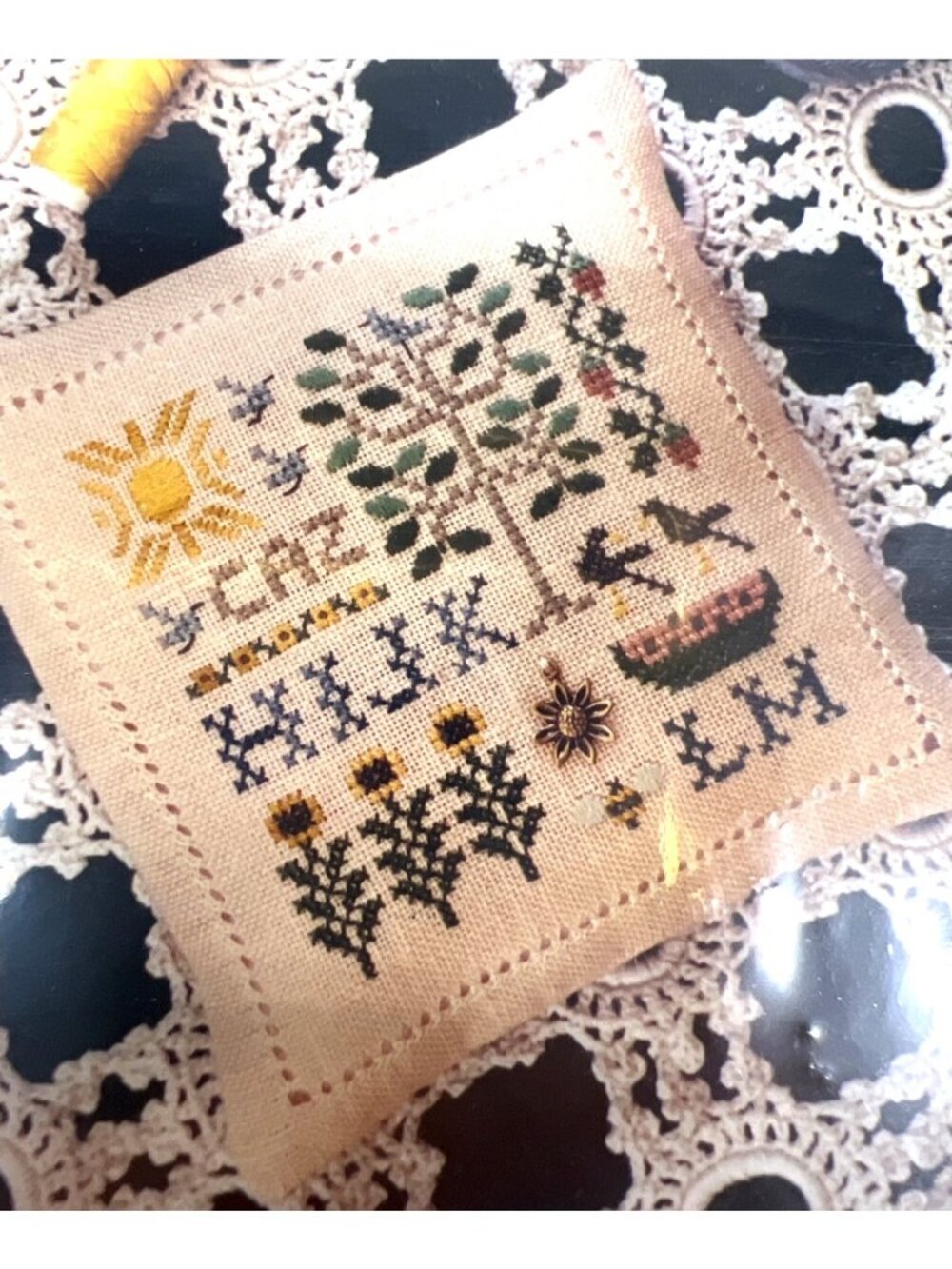 Spot Of Summer Cross Stitch Pattern By The Drawn Thread - Sunflower Charm
